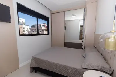 Uma cama ou camas num quarto em 010A - Lindo apartamento 2 dormitórios na praia de Bombas