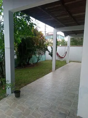 Um jardim no exterior de Casa em Mariscal a 140mts da praia