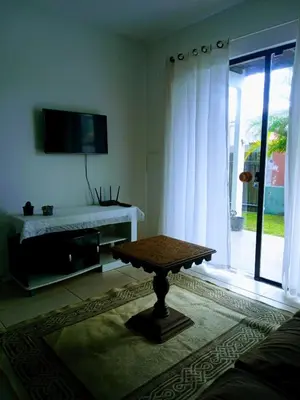 Uma televisão e/ou sistema de entretenimento em Casa em Mariscal a 140mts da praia