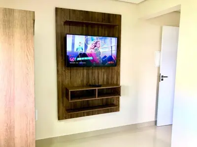 Uma televisão e/ou sistema de entretenimento em Apartamento novo aconchegante em Palmas / WiFi