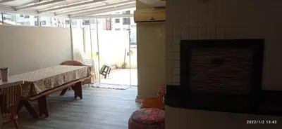 Uma área de estar em Apartamento meia praia