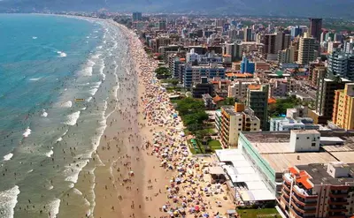 Uma vista do mar geral ou uma vista do mar a partir do apartamento