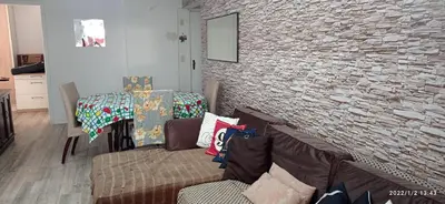 Uma área de estar em Apartamento meia praia