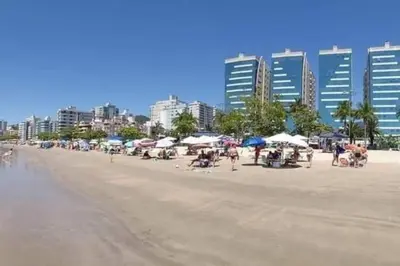 Uma praia em ou perto do apartamento