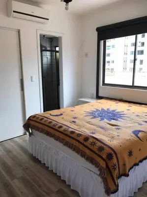 Uma cama ou camas num quarto em Ap 1 quadra da praia 120 m totalmente climatizado
