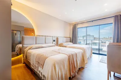 Uma cama ou camas num quarto em Luxuoso Loft em Condomínio com Piscina a 150m do Mar