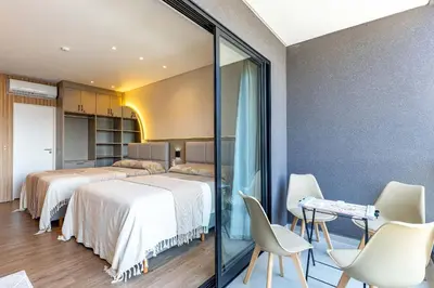 Uma cama ou camas num quarto em Luxuoso Loft em Condomínio com Piscina a 150m do Mar