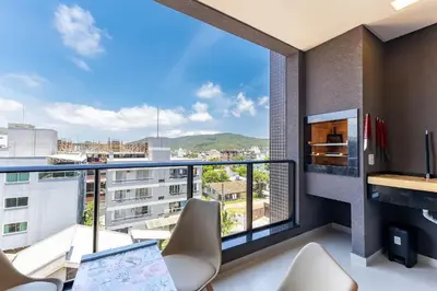 Uma vista geral da montanha ou uma vista da montanha a partir do apartamento