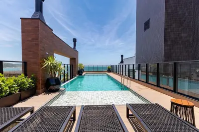 A piscina em ou perto de Luxuoso Loft em Condomínio com Piscina a 150m do Mar