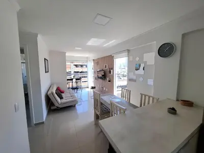 A planta de Confortável apto em Perequê com 2 vagas garagem