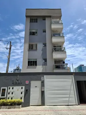 A planta de Confortável apto em Perequê com 2 vagas garagem