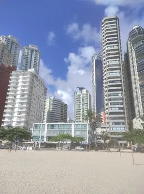 Uma praia em ou perto do apartamento