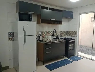 A cozinha ou kitchenette de Linda Casa no Sossego da Praia