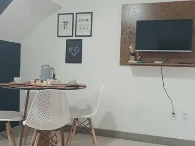 Uma televisão e/ou sistema de entretenimento em Linda Casa no Sossego da Praia
