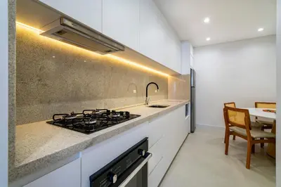 A cozinha ou kitchenette de Barbados 302 - Apartamento com 2 suítes - 200 metros da praia de Bombas