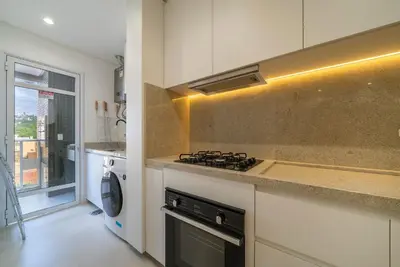 A cozinha ou kitchenette de Barbados 302 - Apartamento com 2 suítes - 200 metros da praia de Bombas