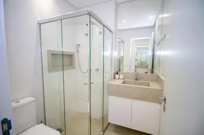 Uma casa de banho em Barbados 302 - Apartamento com 2 suítes - 200 metros da praia de Bombas