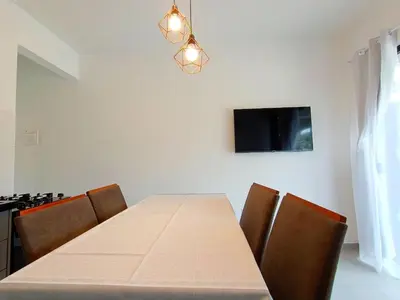 Uma televisão e/ou sistema de entretenimento em RJ164-02 Lindo Dpto c/Piscina y vista a la montaña