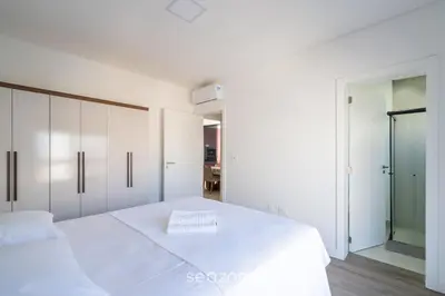 Uma cama ou camas num quarto em Apto 2Q c/ churrasq. 500m da Meia Praia ROT1001