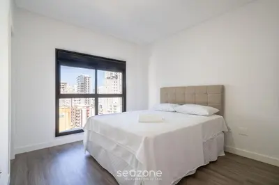 Uma cama ou camas num quarto em Apto 2Q c/ churrasq. 500m da Meia Praia ROT1001