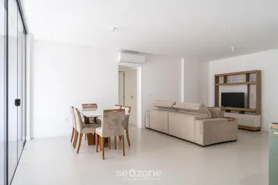 Uma televisão e/ou sistema de entretenimento em Apto 2Q c/ churrasq. 500m da Meia Praia ROT1001