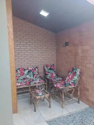 Uma área de estar em Linda Casa 2 no Sossego da Praia