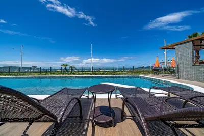 A piscina em ou perto de Edifício Solar do Atlântico Beira Mar de Bombas