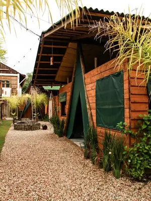 Um jardim no exterior de Valhalla Glamping House