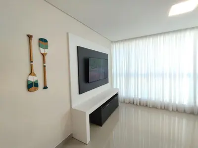Uma televisão e/ou sistema de entretenimento em Refúgio Praiano em Bombinhas - Aluguel Temporada