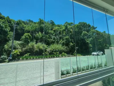 Um jardim no exterior de Refúgio Praiano em Bombinhas - Aluguel Temporada