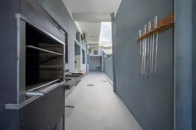 Uma televisão e/ou sistema de entretenimento em Casa em Bombinhas