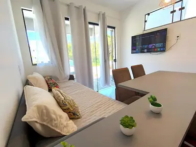 Uma televisão e/ou sistema de entretenimento em RJ164-01 Lindo Dpto c/piscina y vista a la montaña