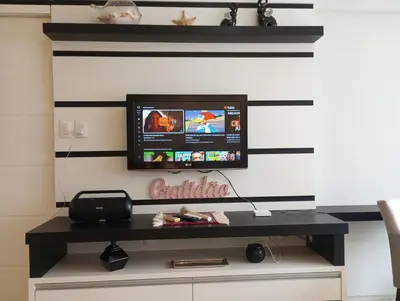 Uma televisão e/ou sistema de entretenimento em Ótimo Apartamento vista mar a 70 metros
