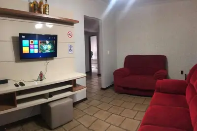 Uma televisão e/ou sistema de entretenimento em Casa mirante com piscina em Governador Celso Ramos