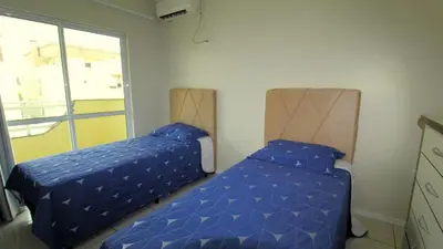 Uma cama ou camas num quarto em 1014 - Apartamento no centro de Bombinhas
