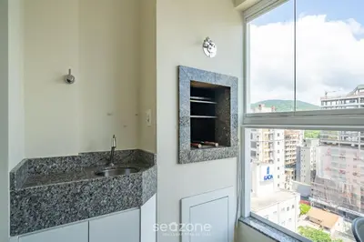 A planta de Apto c/ varanda e churrasq. 400m praia DBR0805