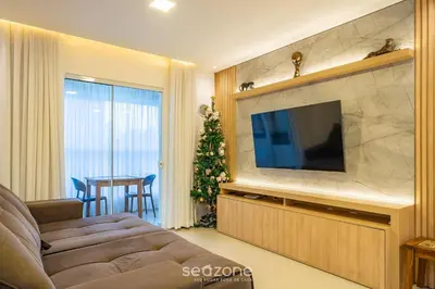 Uma televisão e/ou sistema de entretenimento em Apto c/ varanda e churrasq. 400m praia DBR0805