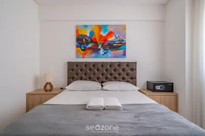 Uma cama ou camas num quarto em Apto c/ varanda e churrasq. 400m praia DBR0805