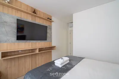 Uma televisão e/ou sistema de entretenimento em Apto c/ varanda e churrasq. 400m praia DBR0805