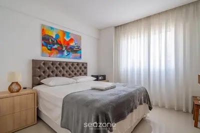 Uma cama ou camas num quarto em Apto c/ varanda e churrasq. 400m praia DBR0805