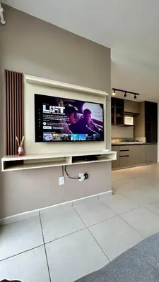 Uma televisão e/ou sistema de entretenimento em Condomínio Vista Atlântico - Apartamento Novo - Próximo à Praia - Vista Mar - Área de Lazer
