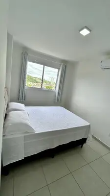 Uma cama ou camas num quarto em Condomínio Vista Atlântico - Apartamento Novo - Próximo à Praia - Vista Mar - Área de Lazer