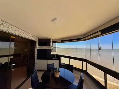 Uma área de estar em Apto totalmente FRENTE MAR, 4 quartos, alto padrão, Itapema