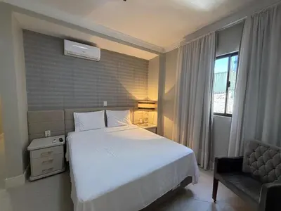 Uma cama ou camas num quarto em Apto totalmente FRENTE MAR, 4 quartos, alto padrão, Itapema