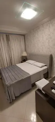 Uma cama ou camas num quarto em Apto totalmente FRENTE MAR, 4 quartos, alto padrão, Itapema