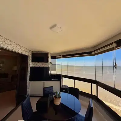 Apto totalmente FRENTE MAR