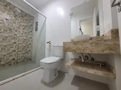 Uma casa de banho em Apartamento aconchego.