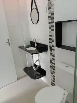 Uma casa de banho em kitnet 3