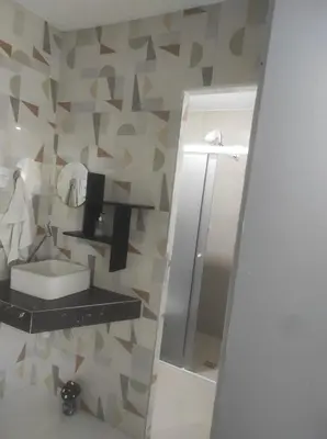 Uma casa de banho em Promoção três quartos na Atlântica