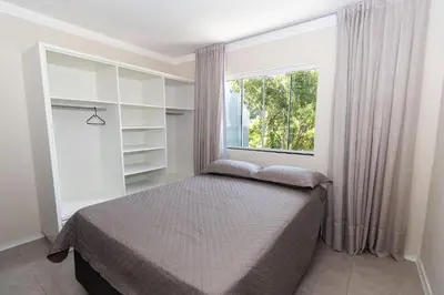 Uma cama ou camas num quarto em 540B - Linda casa com 5 dormitórios á 100m da praia